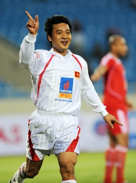 Năm 2004, Hồng Sơn chia tay CLB Thể Công, khi đó anh cũng đã ở bên sườn dốc bên kia của sự nghiệp. Anh chuyển tới thi đấu cho CLB Công nhân Bia Đỏ và giải nghệ 1 năm sau đó.